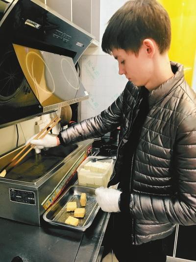 Заботливый русский парень ухаживает за китайской девушкой, учится жарить вонючий тофу, чтобы преподнести ей сюрприз