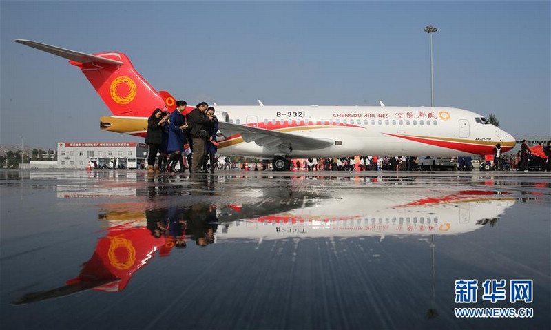 Первый региональный пассажирский самолет ARJ21 китайского производства передан заказчику