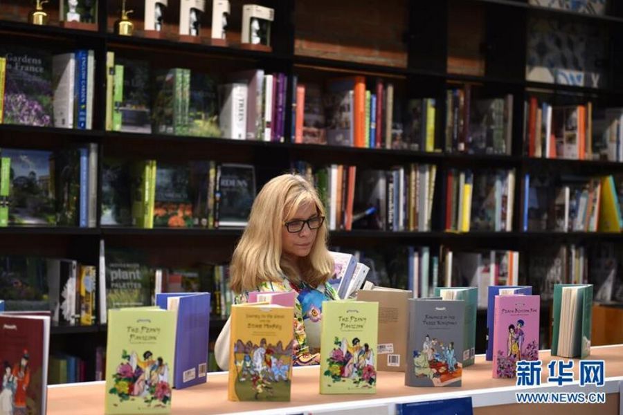 На фото: 3 декабря в одном из магазинов книжной сети Йоханнесбурга читатели выбирали книги в зоне «Тематической выставки-ярмарки китайских книг» в ЮАР 2015 года.