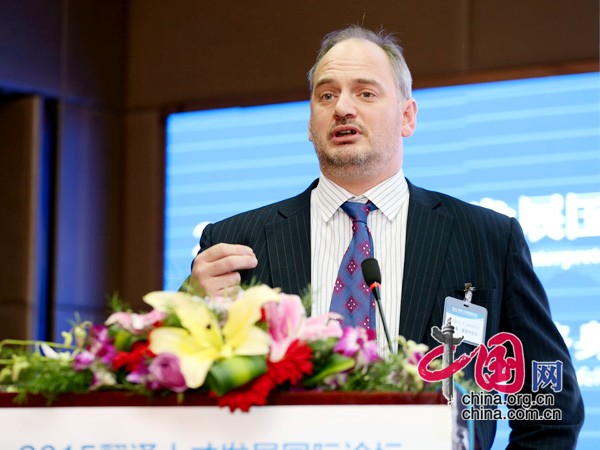 На фото: заместитель председателя Международной ассоциации устных переводчиков конференций (AIIC) Эндрю Констебл выступает с речью.