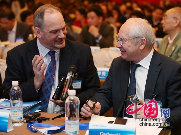 На фото: церемония открытия Первого международного Форума по развитию переводческих кадров в Пекине.
