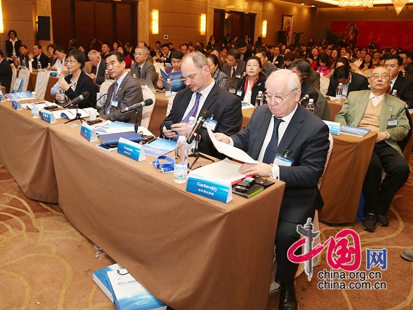 На фото: церемония открытия Первого международного Форума по развитию переводческих кадров в Пекине.
