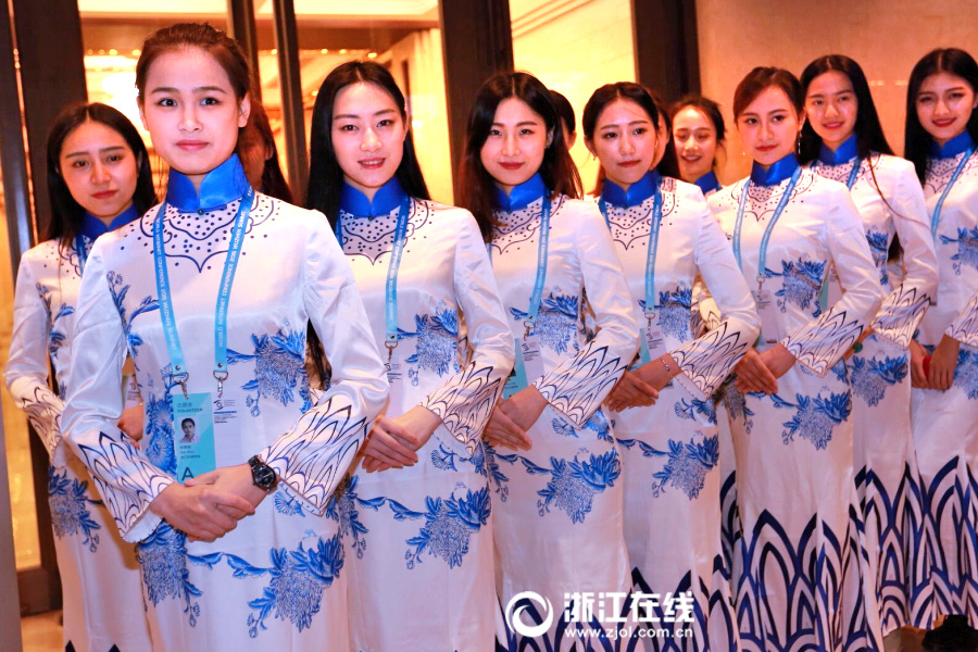 Вторая Всемирная конференция по управлению Интернетом: студентки-волонтеры одеты в ципао с узором под китайский фарфор