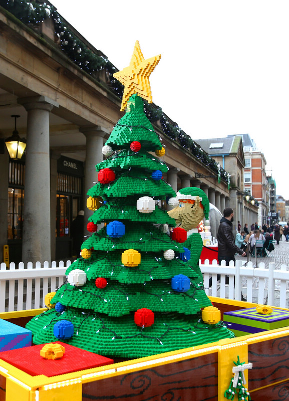 Улицы Лондона украшают рождественскими елками 