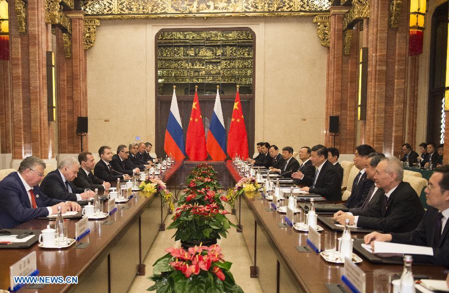 Председатель КНР Си Цзиньпин сегодня встретился в Учжэне провинции Чжэцзян /Восточный Китай/ с председателем правительства России Дмитрием Медведевым.