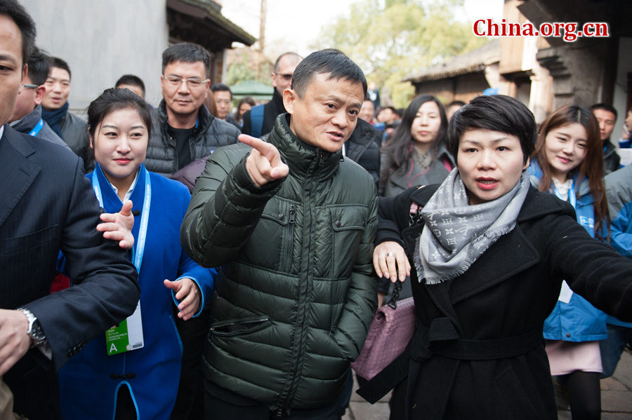 На фото: основатель и председатель группы Alibaba Ма Юнь, также известный как Джек Ма, выходит после окончания церемонии открытия второй Всемирной конференции по управлению Интернетом