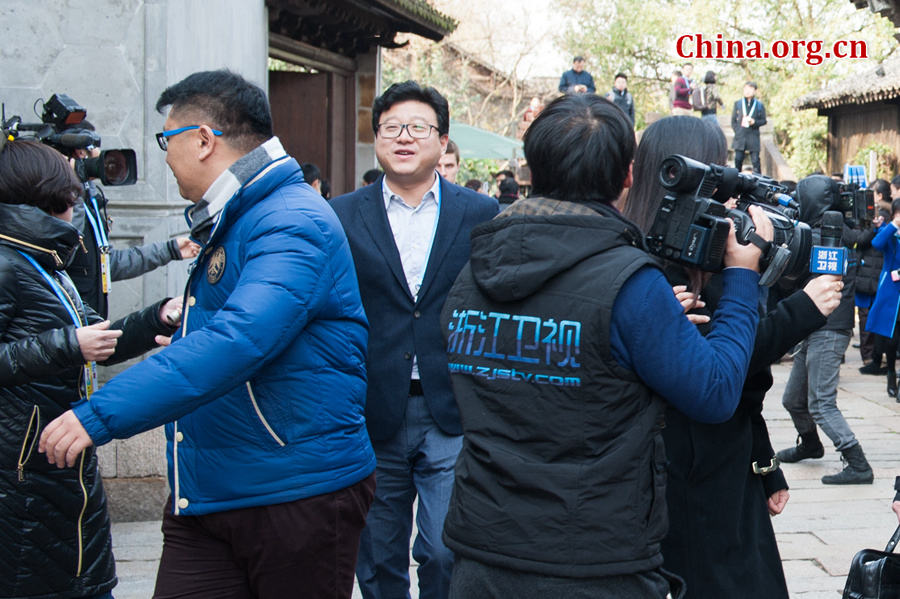 На фото: основатель и главный исполнительный директор вебсайта NetEase Дин Лэй, также известный как Уильям Дин, выходит после окончания церемонии открытия второй Всемирной конференции по управлению Интернетом