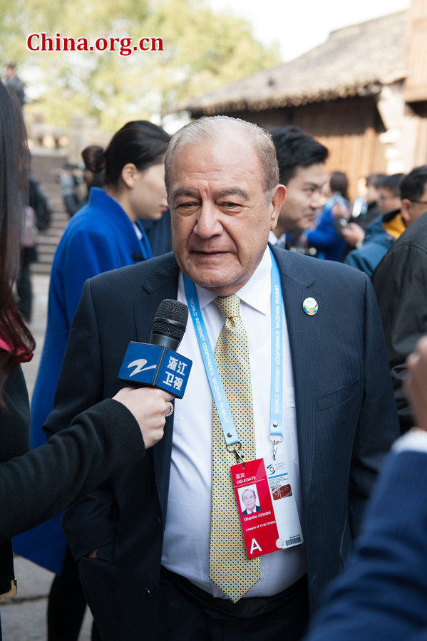Посол Лиги Арабских стран в Китае Ганим Таха Ахмед Аль-Шибли отвечает на вопросы представителей местных СМИ после окончания церемонии открытия второй Всемирной конференции по управлению Интернетом
