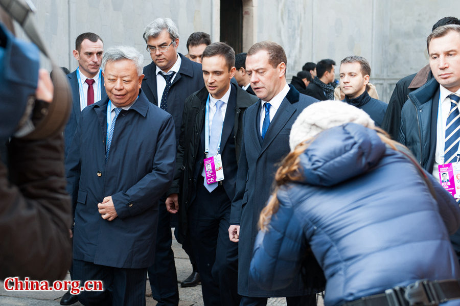Российский премьер Дмитрий Медведев выходит в сопровождении личного телохранителя после окончания церемонии открытия второй Всемирной конференции по управлению Интернетом
