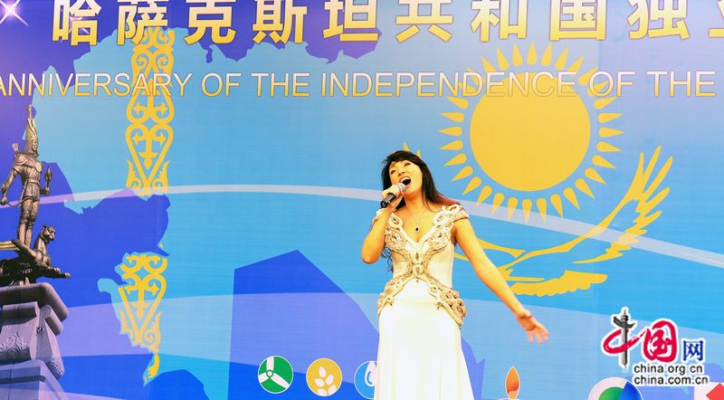 На фото: «Золотой голос» Казахстана, эстрадная и оперная певица Толкын Забирова исполняет народную песню.
