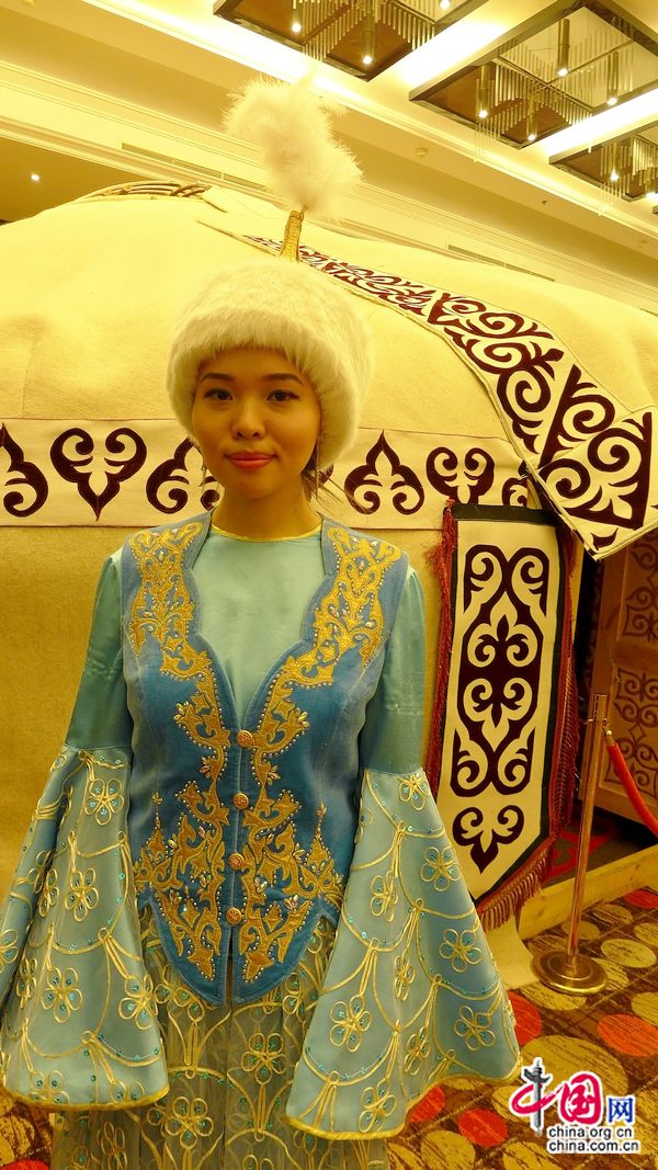 На фото: гости могли полюбоваться и сфотографироваться с казахскими красавицами в ярких народных костюмах на фоне декоративной юрты.