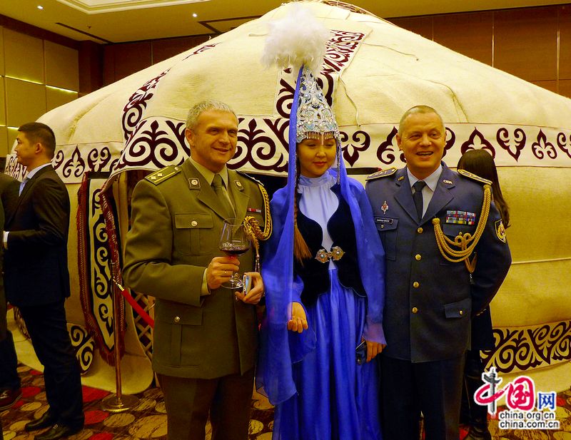 На фото: гости могли полюбоваться и сфотографироваться с казахскими красавицами в ярких народных костюмах на фоне декоративной юрты.