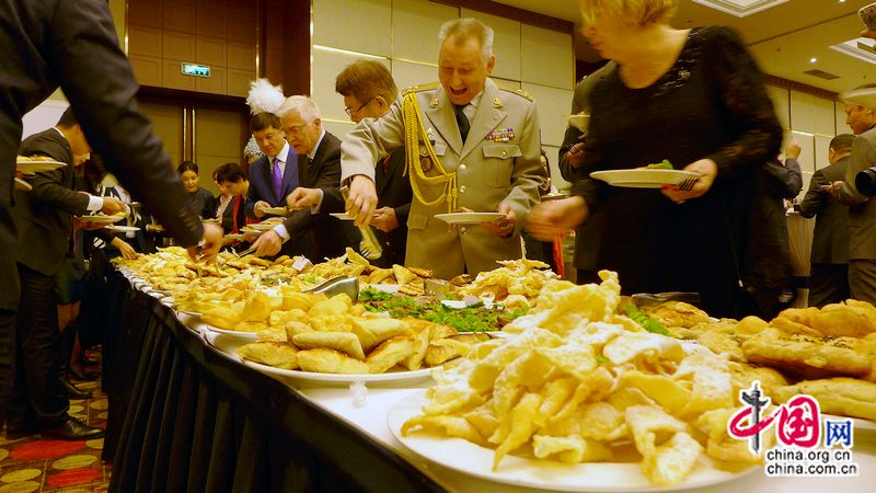 На фото: гости пробуют казахские традиционные закуски.