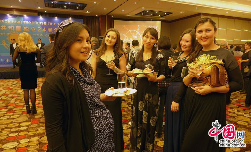 На фото: гости пробуют казахские традиционные закуски.