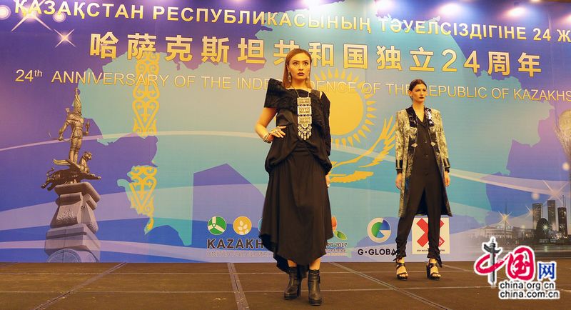 На фото: Особой популярностью на мероприятии пользовались участницы показа модной одежды с национальными элементами от начинающего модельера Айжан Жузбай.