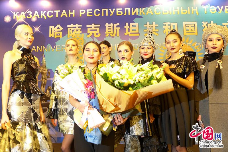 На фото: Особой популярностью на мероприятии пользовались участницы показа модной одежды с национальными элементами от начинающего модельера Айжан Жузбай.