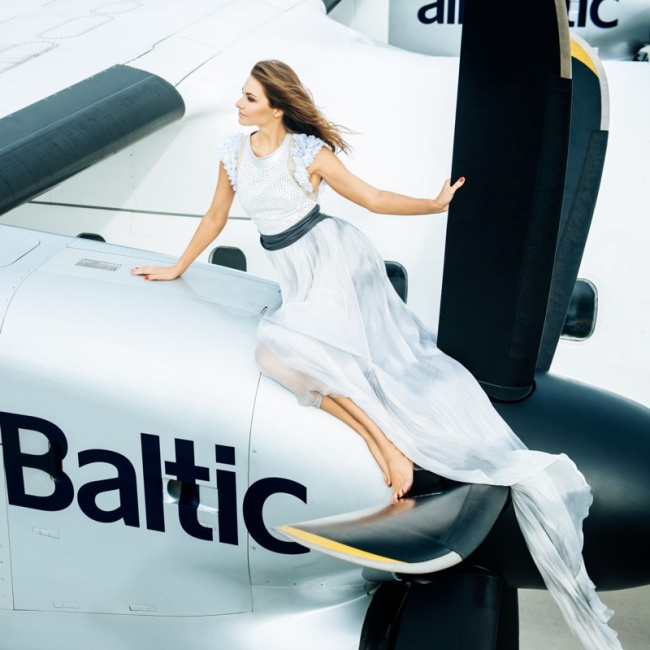 Календарь на 2016 год со стюардессами латвийских авиалиний «AirBaltic» 