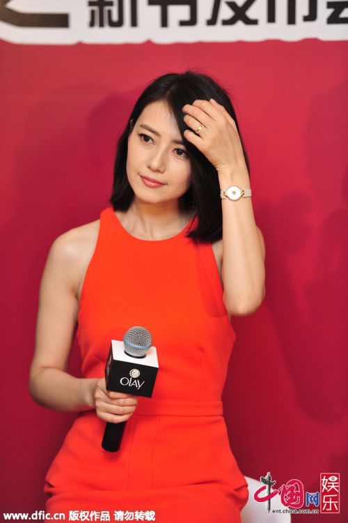 Красавица Гао Юаньюань в оранжевом платье 