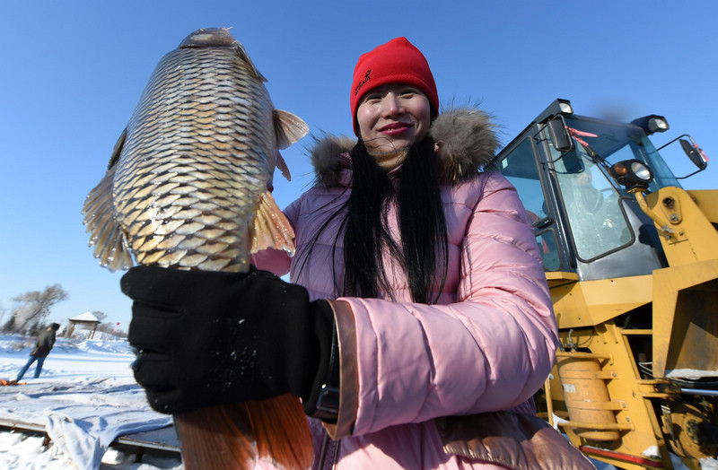 Экстремальная зимняя рыбалка в Харбине 