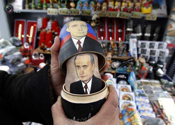 Архивное фото: Матрешка с изображением Путина.