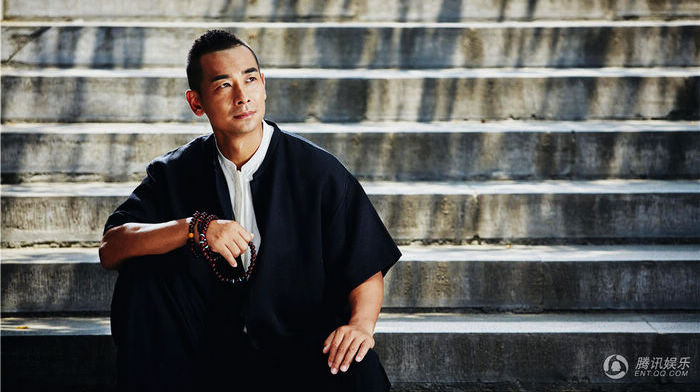 Кунфу-звезда Чжао Вэньчжо в новых снимках, снятых в Храме Шаолиньсы