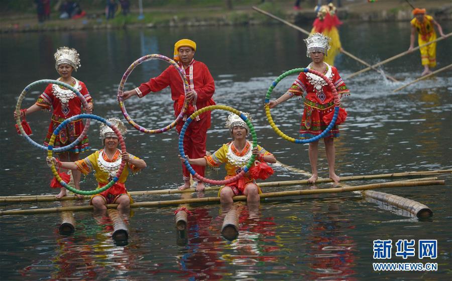Любители дрейфа на бамбуковых стеблях из города Гуйян встретили Новый год, продемонстрировав свое мастерство Любители дрейфа на бамбуковых стеблях из города Гуйян встретили Новый год, продемонстрировав свое мастерство