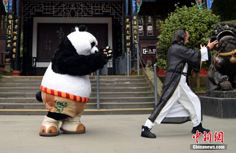 'Кунг-фу панда' вернулась на родину, чтобы посетить мастера ушу