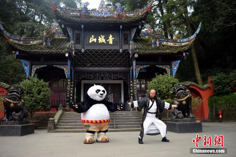 'Кунг-фу панда' вернулась на родину, чтобы посетить мастера ушу