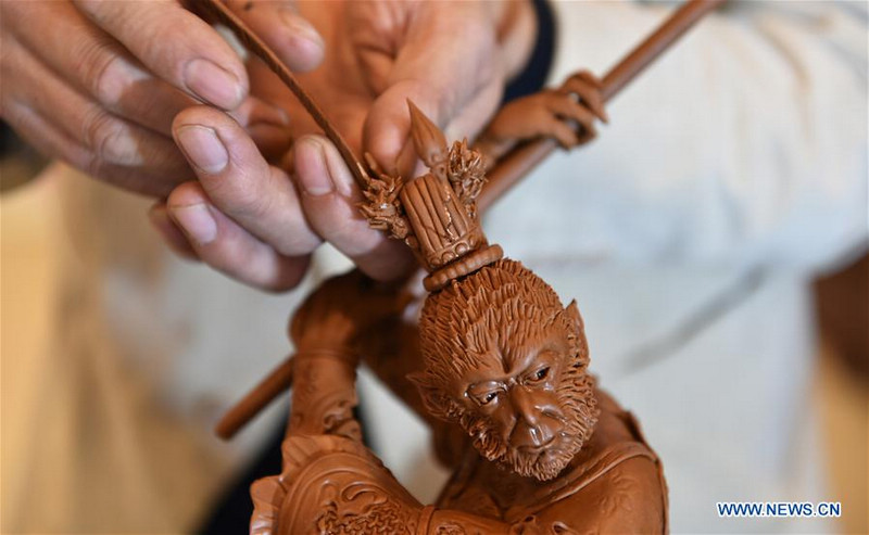 Глиняная скульптура китайского художника 'Царь Обезьян' для нового 2016 года -- года Обезьяны