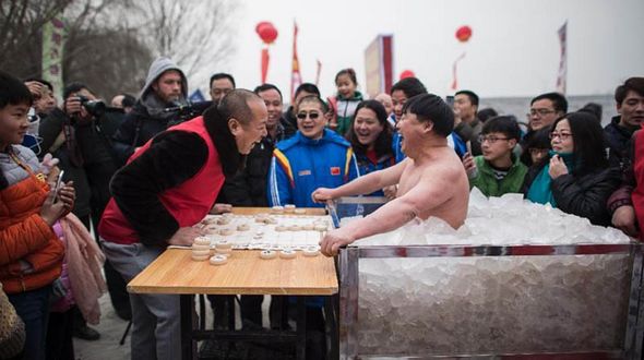 Китайский «морж» сыграл шахматы сидя в ящике со льдом