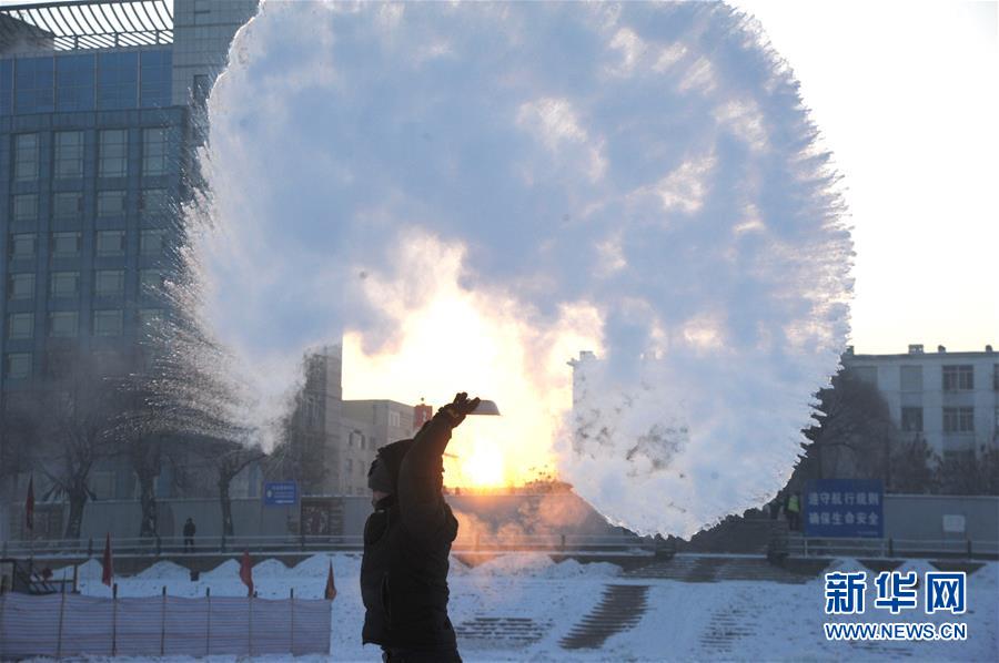 На днях в городе Харбин температура вне помещения уже достигла 30 градусов ниже нуля, горячая вода сразу замерзает. 
