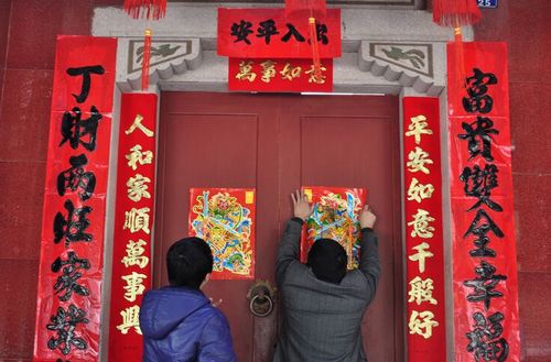 Наклеивание Мэнь-Шэней – это прикрепление на двери новогодних изображений. Мэнь-Шэни - божества, охраняющие вход, в даосизме и китайских народных верованиях, в разных местах Китая есть обычай приклеивать их изображения во время встречи Нового Года. 