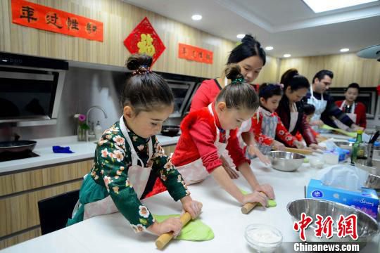 В Гуанчжоу русский зять учится готовить китайские новогодние блюда