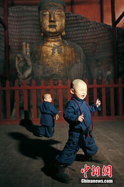 Так ребят называют интернет-пользователи Китая. Как сообщается, фотографии сделаны во время прогулки по Второму буддийскому храму в районе Хэчуань Чунцина.