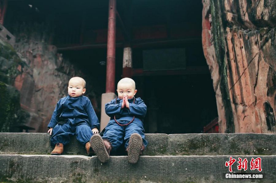 Так ребят называют интернет-пользователи Китая. Как сообщается, фотографии сделаны во время прогулки по Второму буддийскому храму в районе Хэчуань Чунцина.