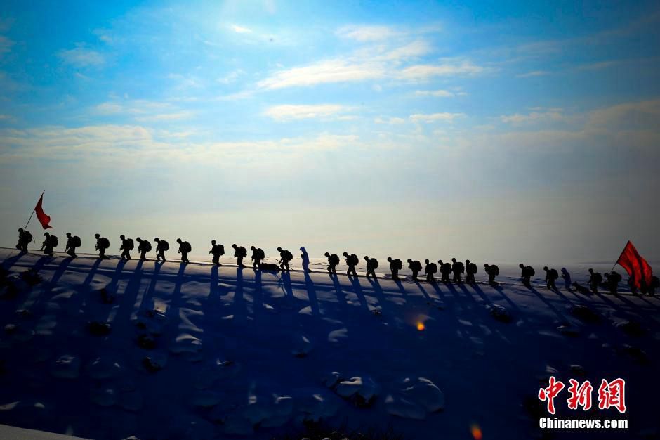 Синьцзянские пограничники провели учения в снегу