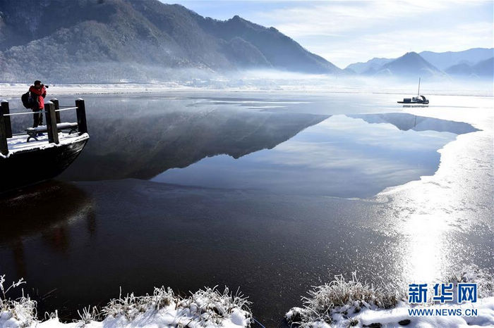 Зимние пейзажи озера Дацзюху в лесном районе Шэньнунцзя