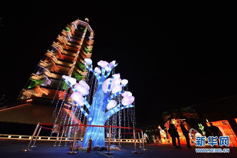 Фотографии с Фестиваля праздничных фонарей «Циньхуай» в городе Нанкин 