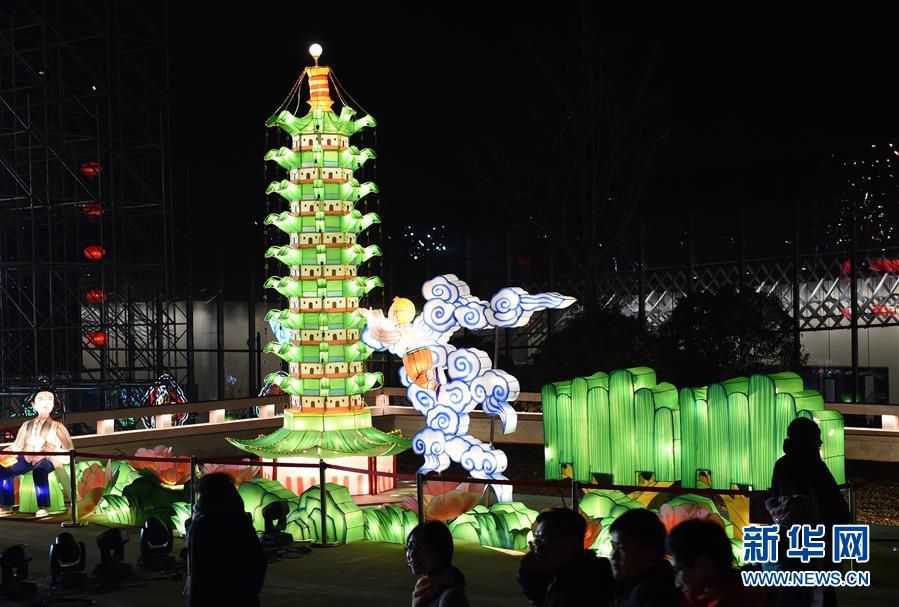 Фотографии с Фестиваля праздничных фонарей «Циньхуай» в городе Нанкин