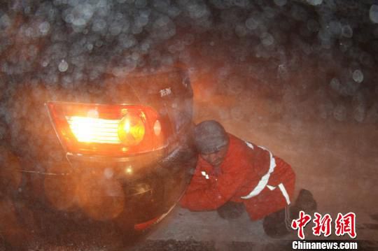 В Синьцзяне спасатели эвакуировали более 600 человек, заблокированных на дороге из- за снегопада