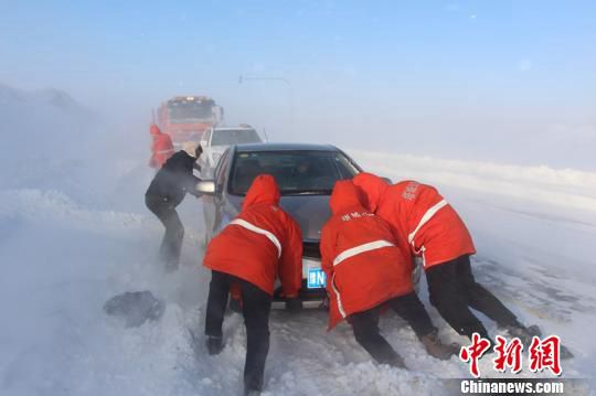 В Синьцзяне спасатели эвакуировали более 600 человек, заблокированных на дороге из- за снегопада