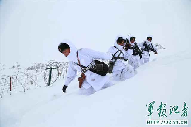 В Синьцзяне для пограничного патруля используются снегоходы