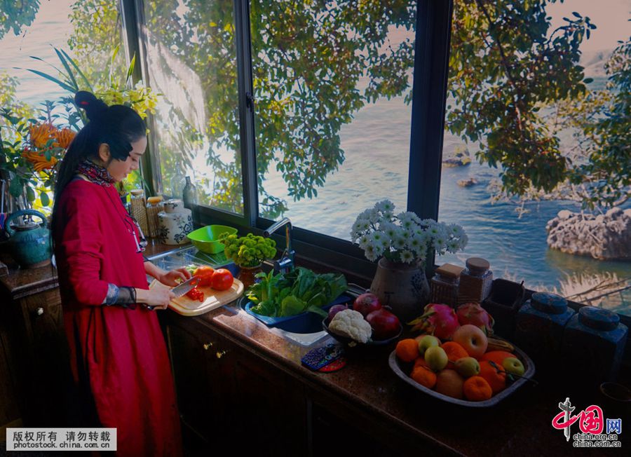 Знаменитая танцовщица Ян Липин в своем элитном доме у озера Эрхай, г. Дали 