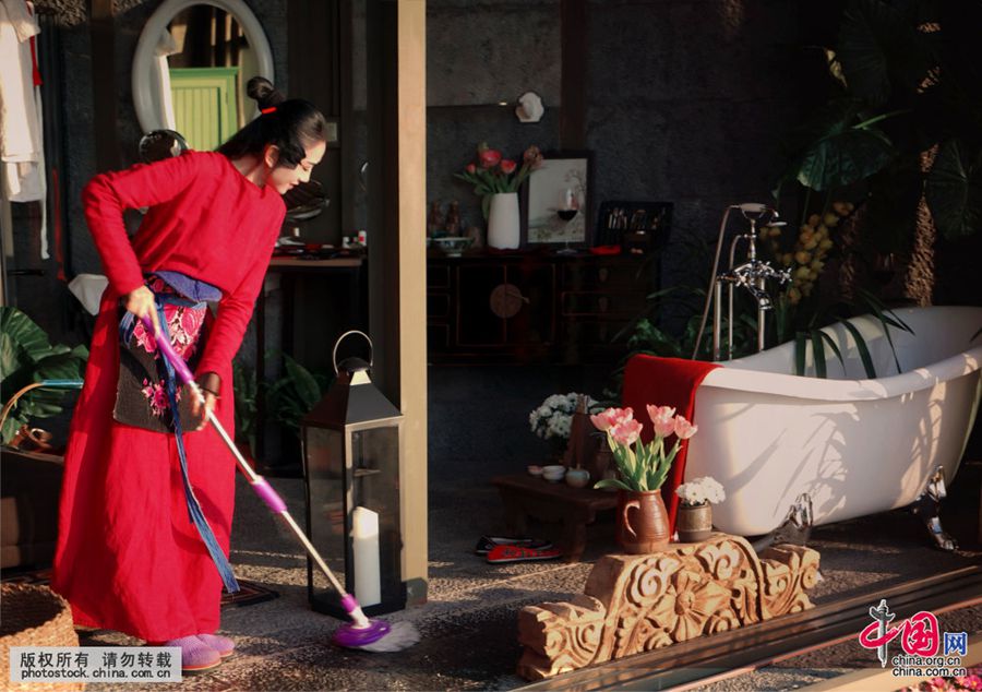 Знаменитая танцовщица Ян Липин в своем элитном доме у озера Эрхай, г. Дали