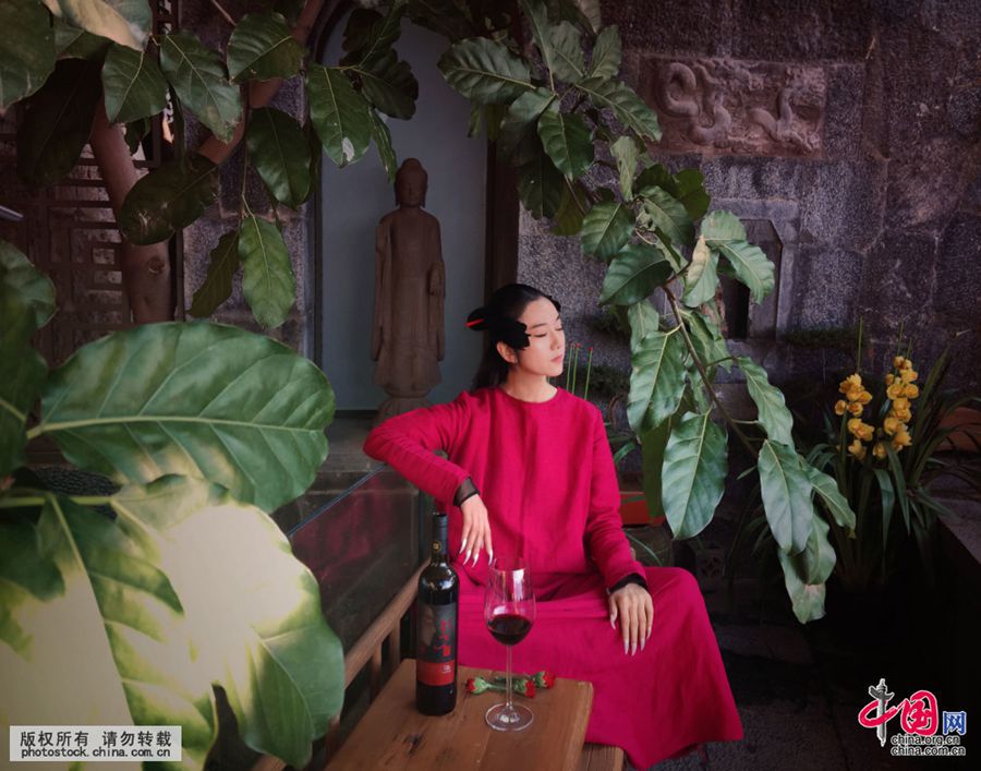 Знаменитая танцовщица Ян Липин в своем элитном доме у озера Эрхай, г. Дали