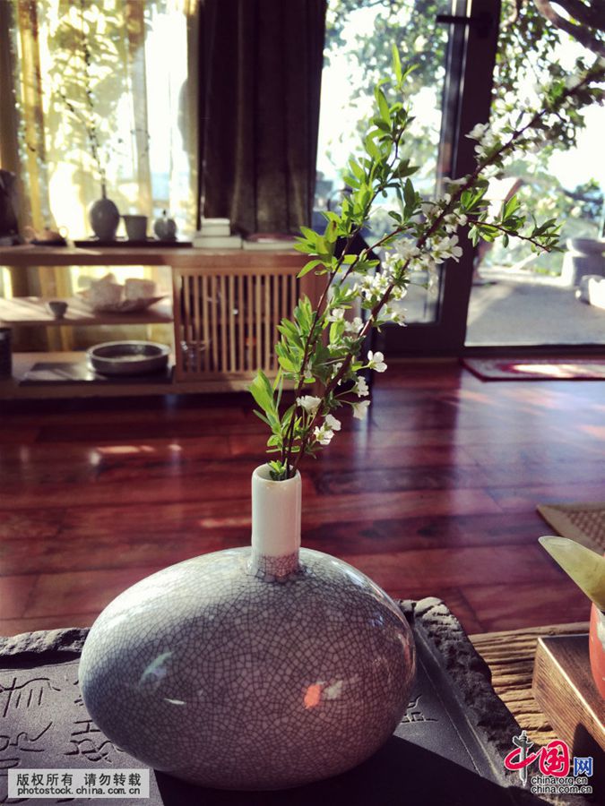 Знаменитая танцовщица Ян Липин в своем элитном доме у озера Эрхай, г. Дали