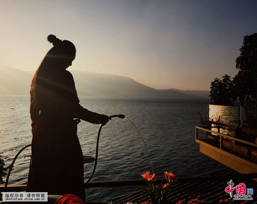 Знаменитая танцовщица Ян Липин в своем элитном доме у озера Эрхай, г. Дали