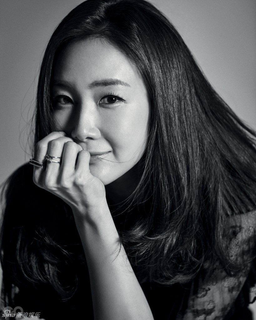 41-летняя корейская звезда Чхве Джиу (Choi Ji-woo) на черно-белых фото