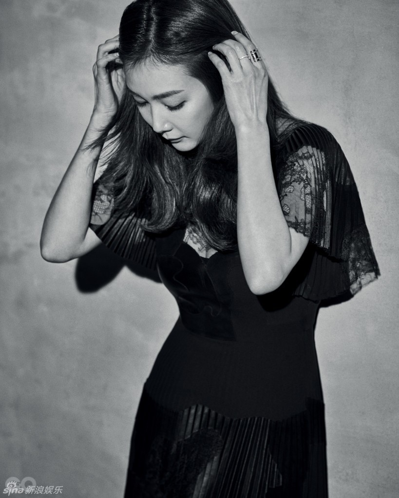 41-летняя корейская звезда Чхве Джиу (Choi Ji-woo) на черно-белых фото