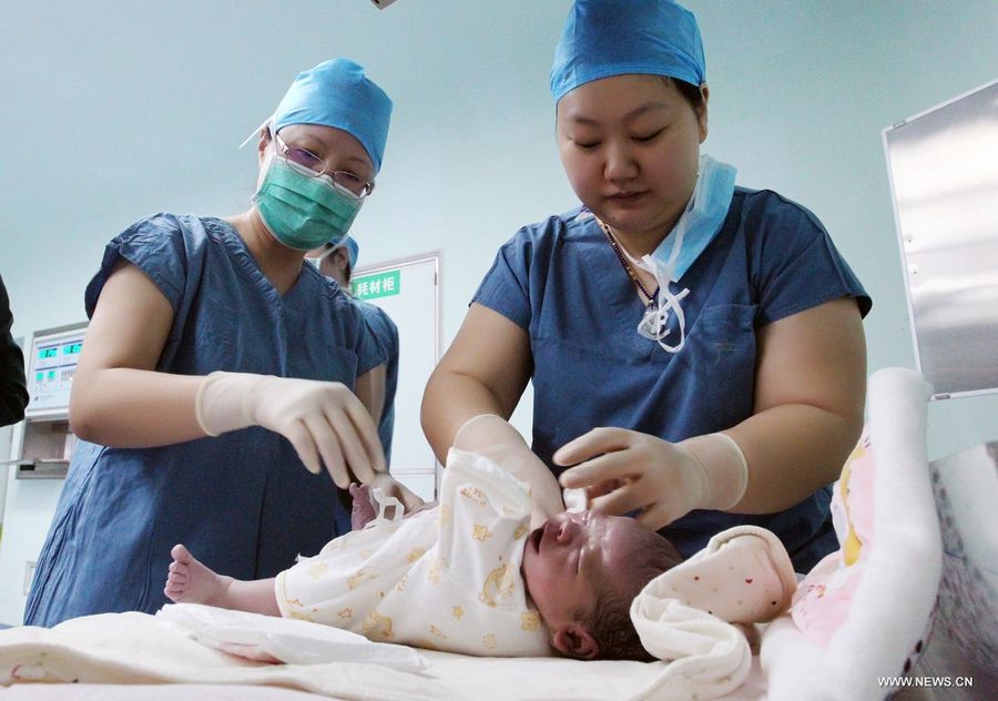  После того, как в КНР отменили политику одного ребенка, супруги решили, что в их семье пришло время для пополнения. Только один из замороженных эмбрионов пережил процесс хранения. 